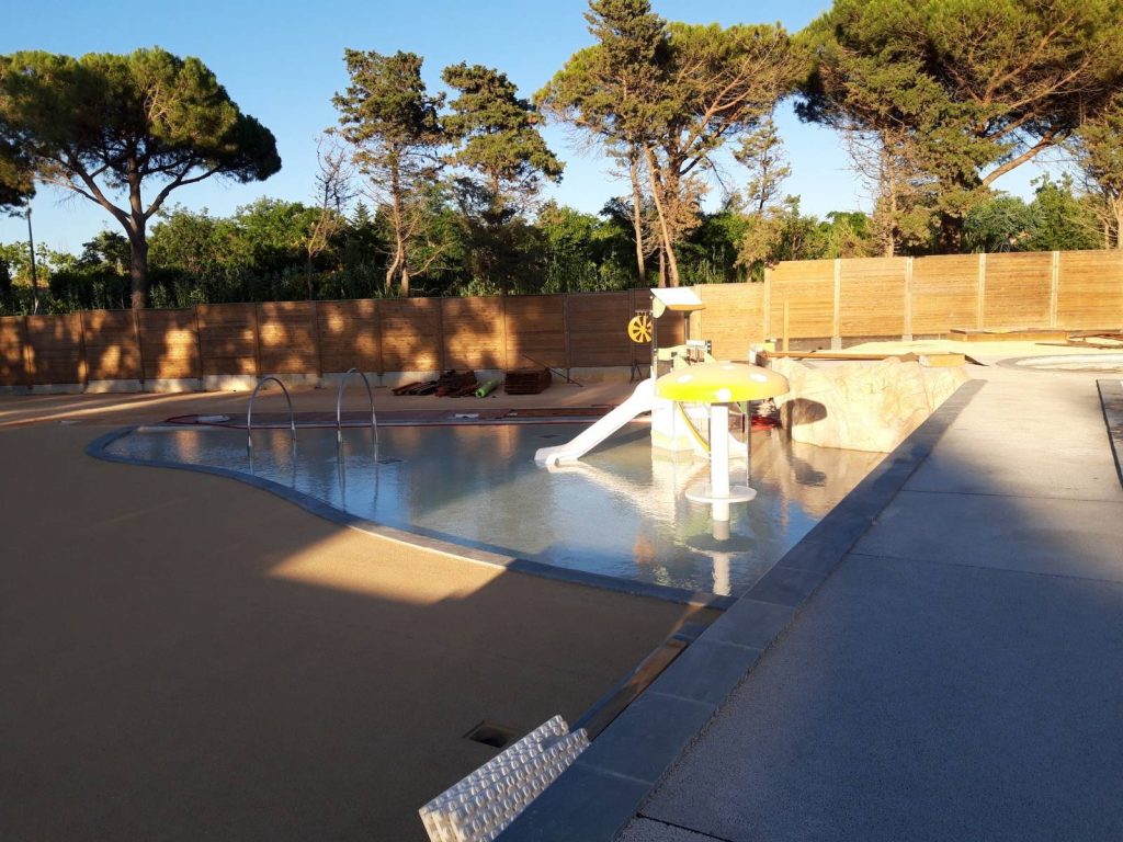 Construction d’un espace aquatique avec toboggan, spa et pataugeoire dans le Var