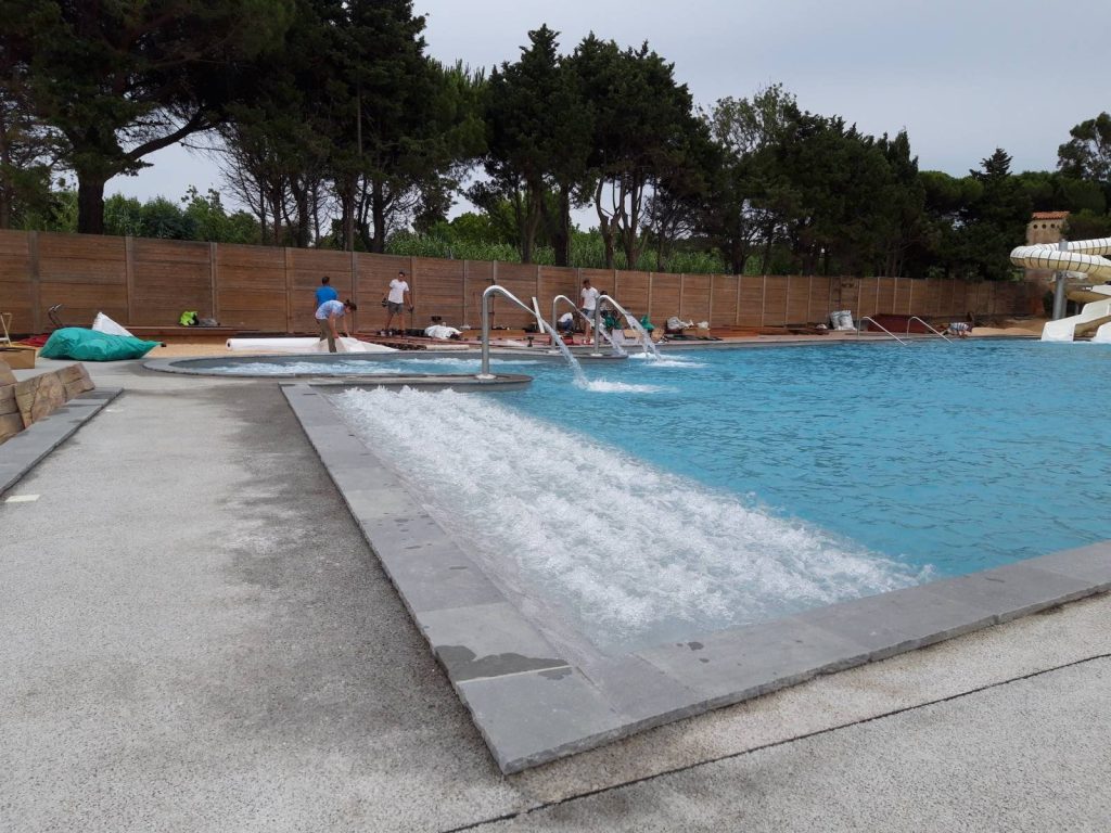 Construction d’un espace aquatique avec toboggan, spa et pataugeoire dans le Var