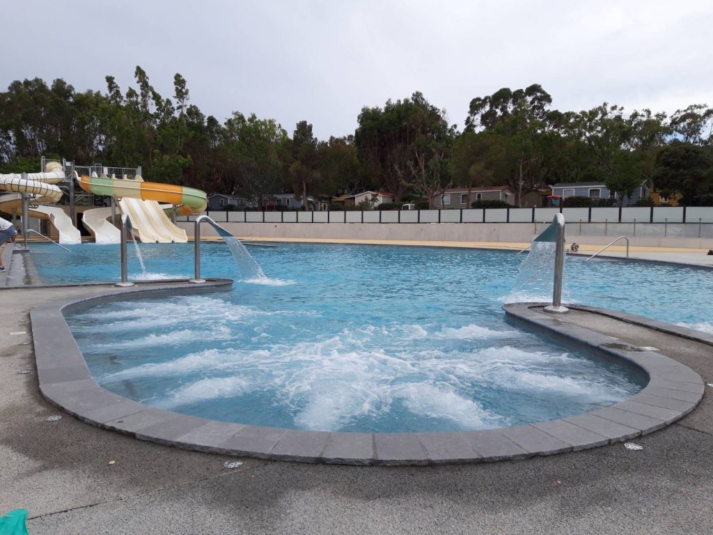 Construction d’un espace aquatique avec toboggan, spa et pataugeoire dans le Var