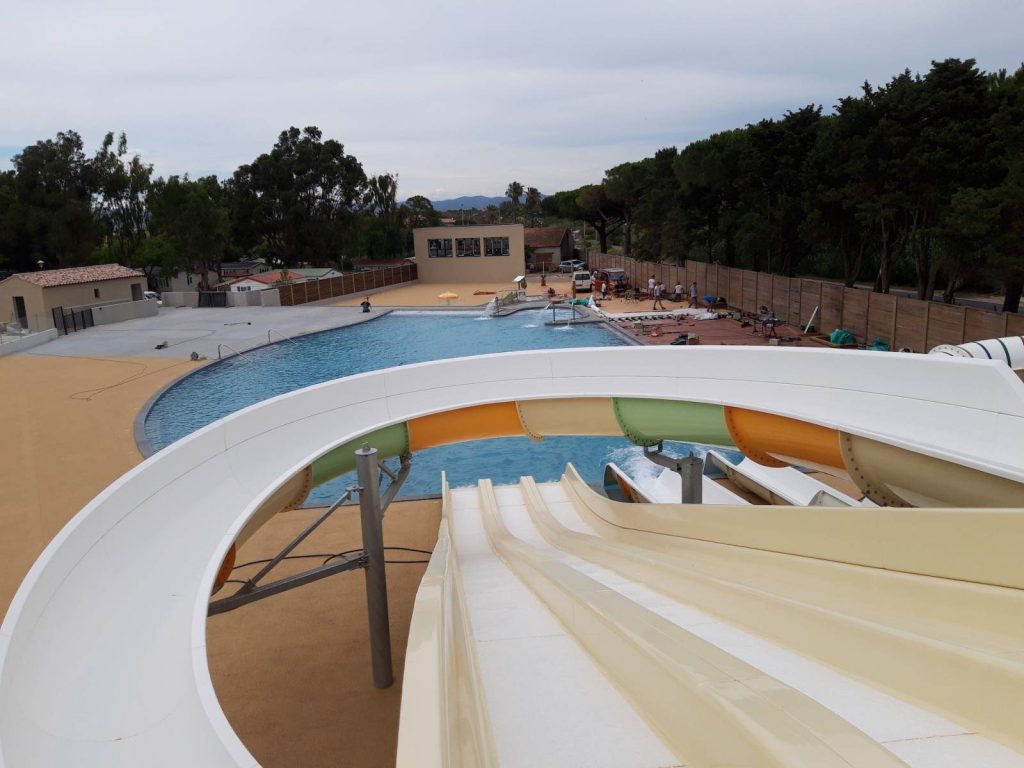 Construction d’un espace aquatique avec toboggan, spa et pataugeoire dans le Var