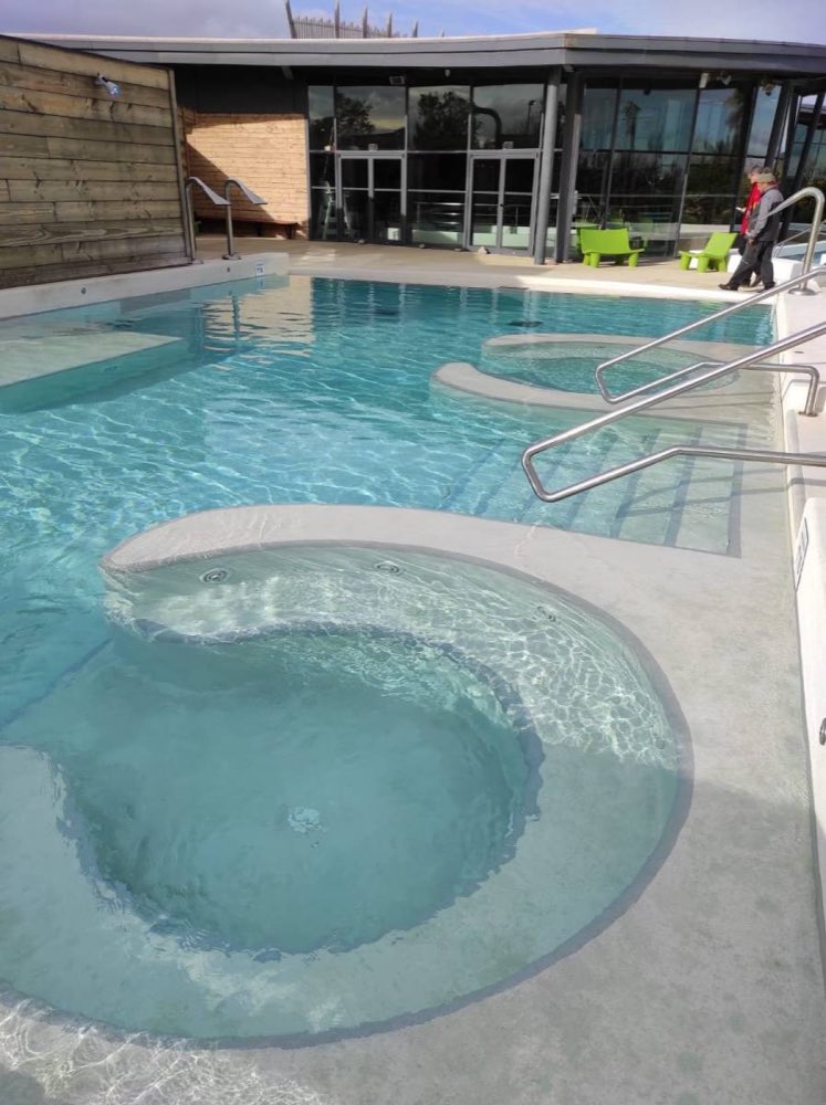 Une piscine rénovée avec des zones balnéo, dessinée en collaboration avec l’exploitant.