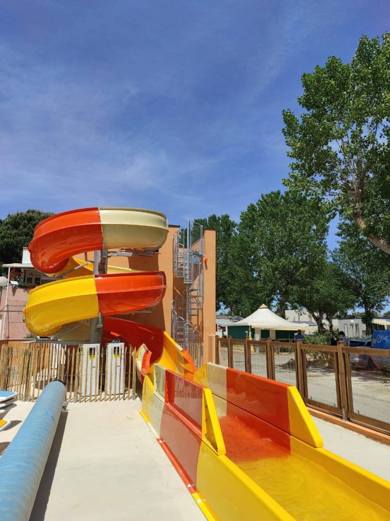 Construction d’un espace aquatique avec piscine, pataugeoire et toboggan dans l’Hérault