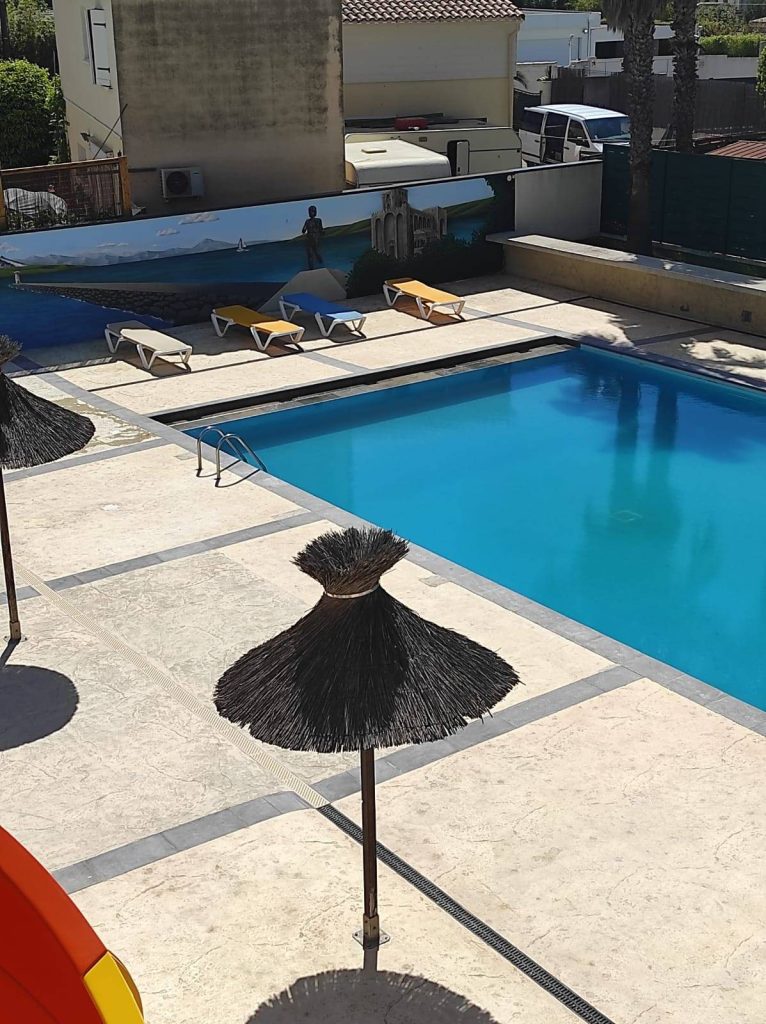 Construction d’un espace aquatique avec piscine, pataugeoire et toboggan dans l’Hérault