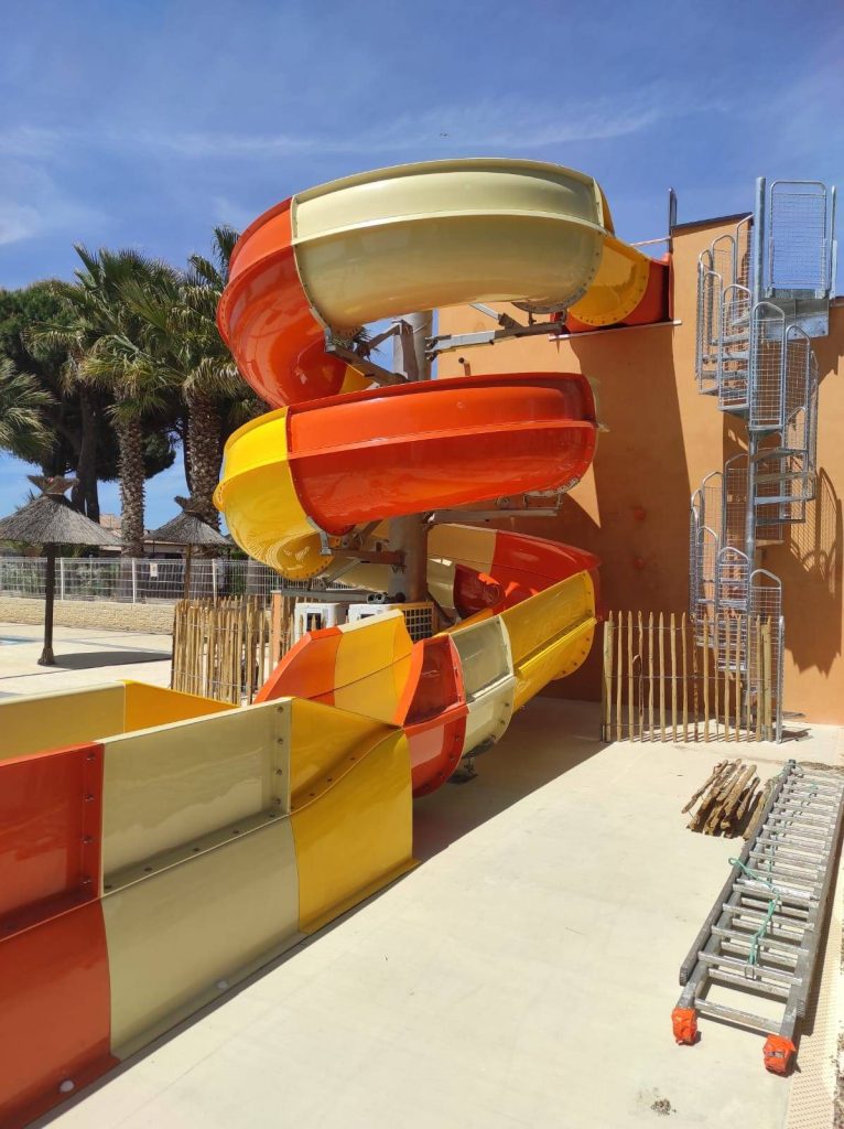 Construction d’un espace aquatique avec piscine, pataugeoire et toboggan dans l’Hérault