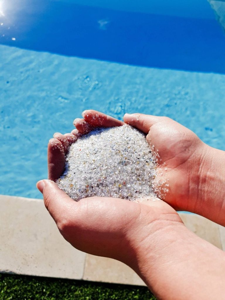Média filtrant en verre recyclé, en gros plan, dans la main d’un technicien