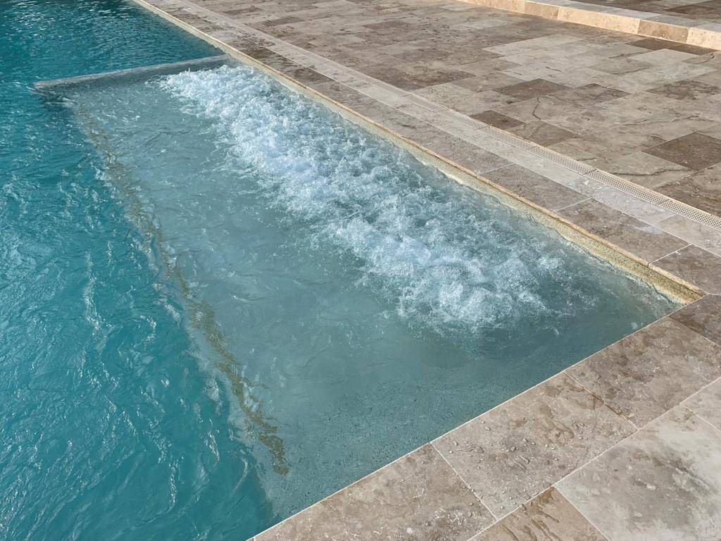 Création d’une piscine avec banquette massante en bord de lac dans l’Aude