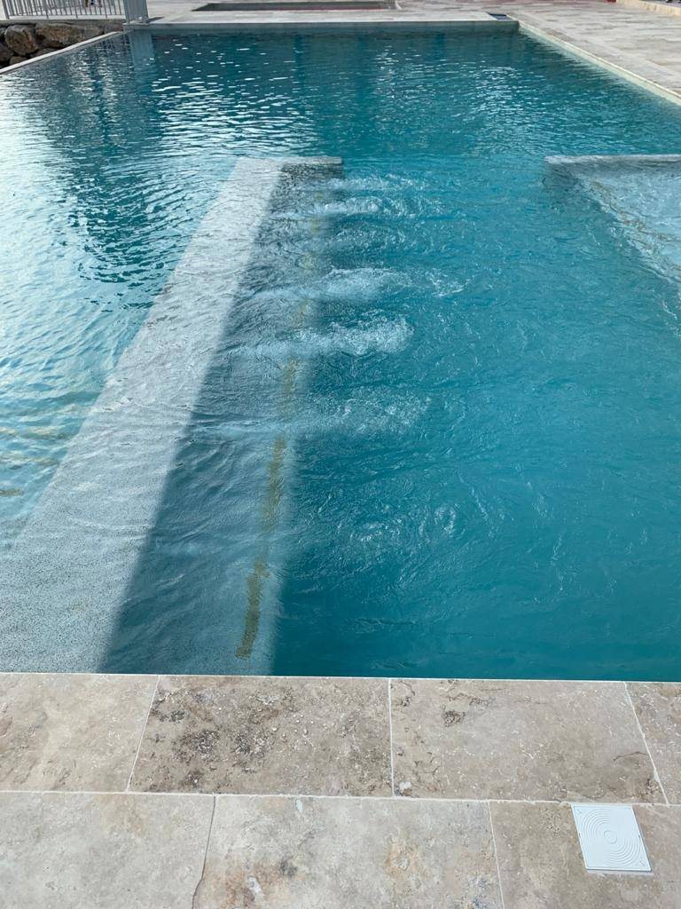 Création d’une piscine avec banquette massante en bord de lac dans l’Aude