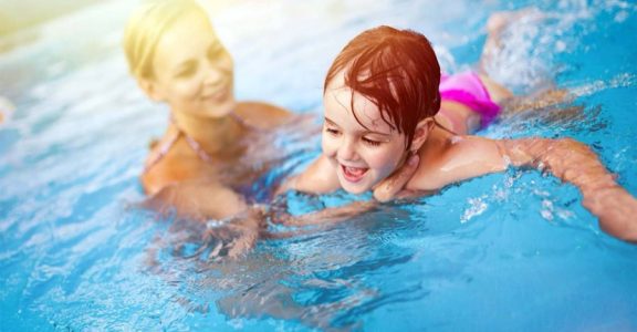 Bassin d’apprentissage d’un centre aquatique, avec ses lignes d’eau