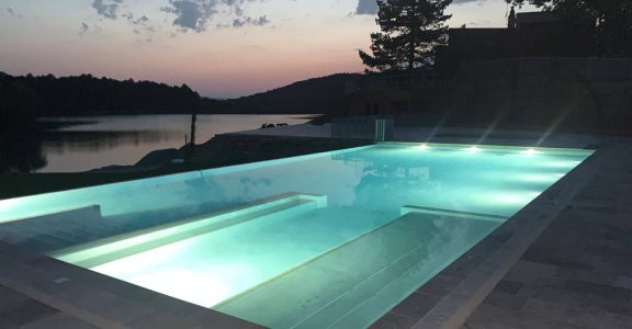 Création d’une piscine avec banquette massante en bord de lac dans l’Aude